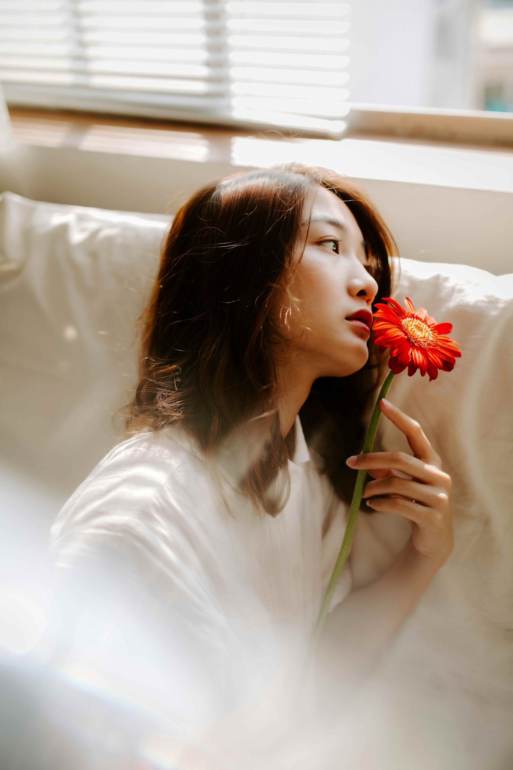 cô gái trong mối quan hệ và bông hoa