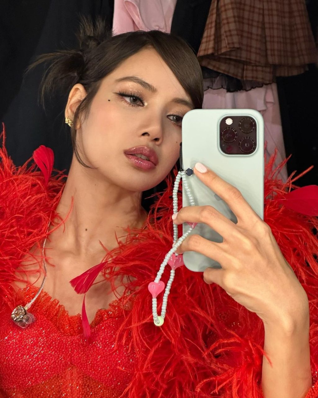 lisa selfie trước gương với đôi môi căng mọng