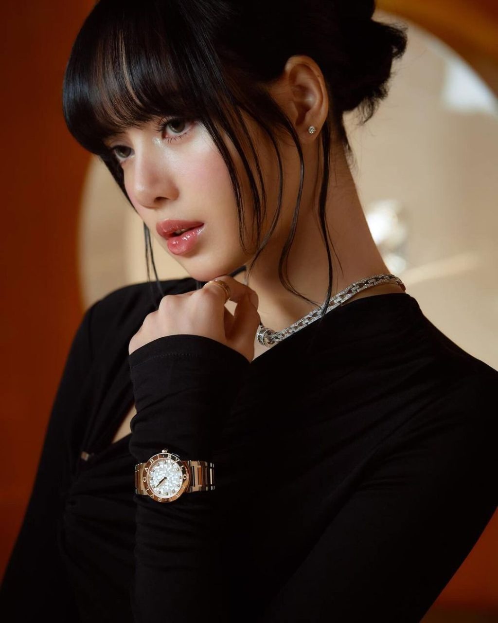 Lisa make up highlight đeo đồng hồ