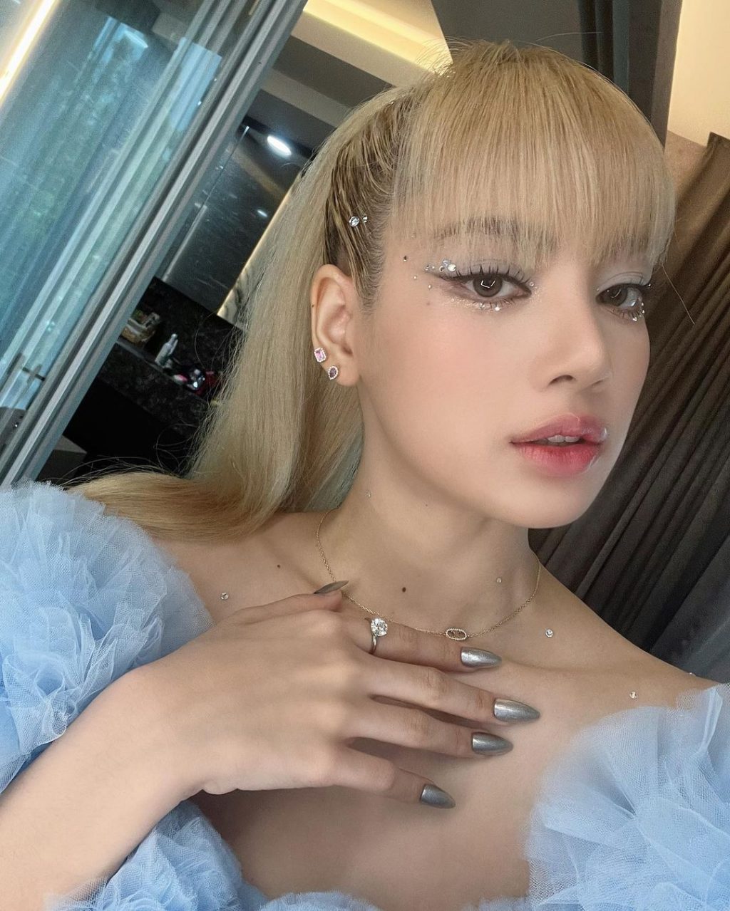 Lisa với make up mắt sáng lắp lánh