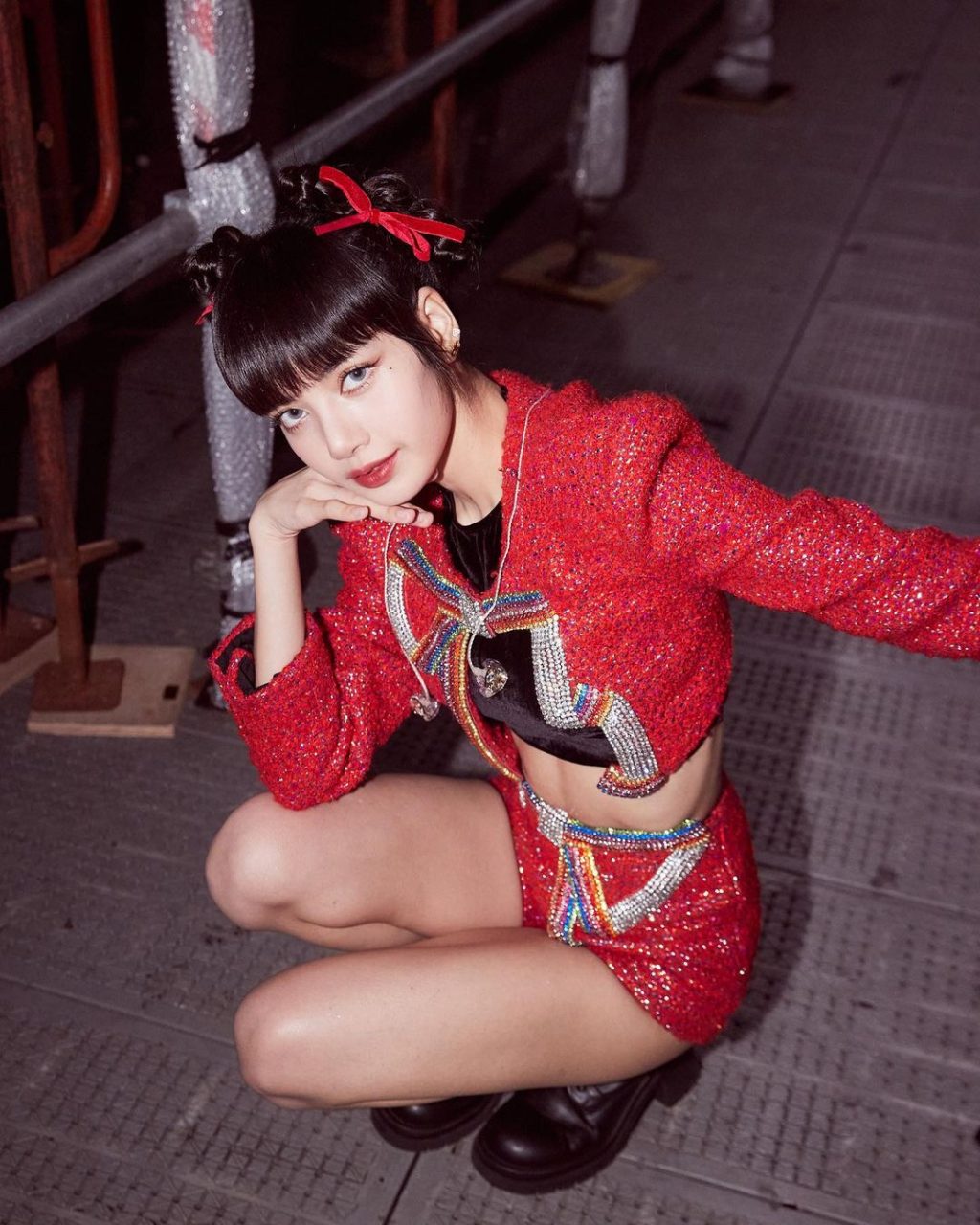 nữ ca sĩ đang tạo dáng