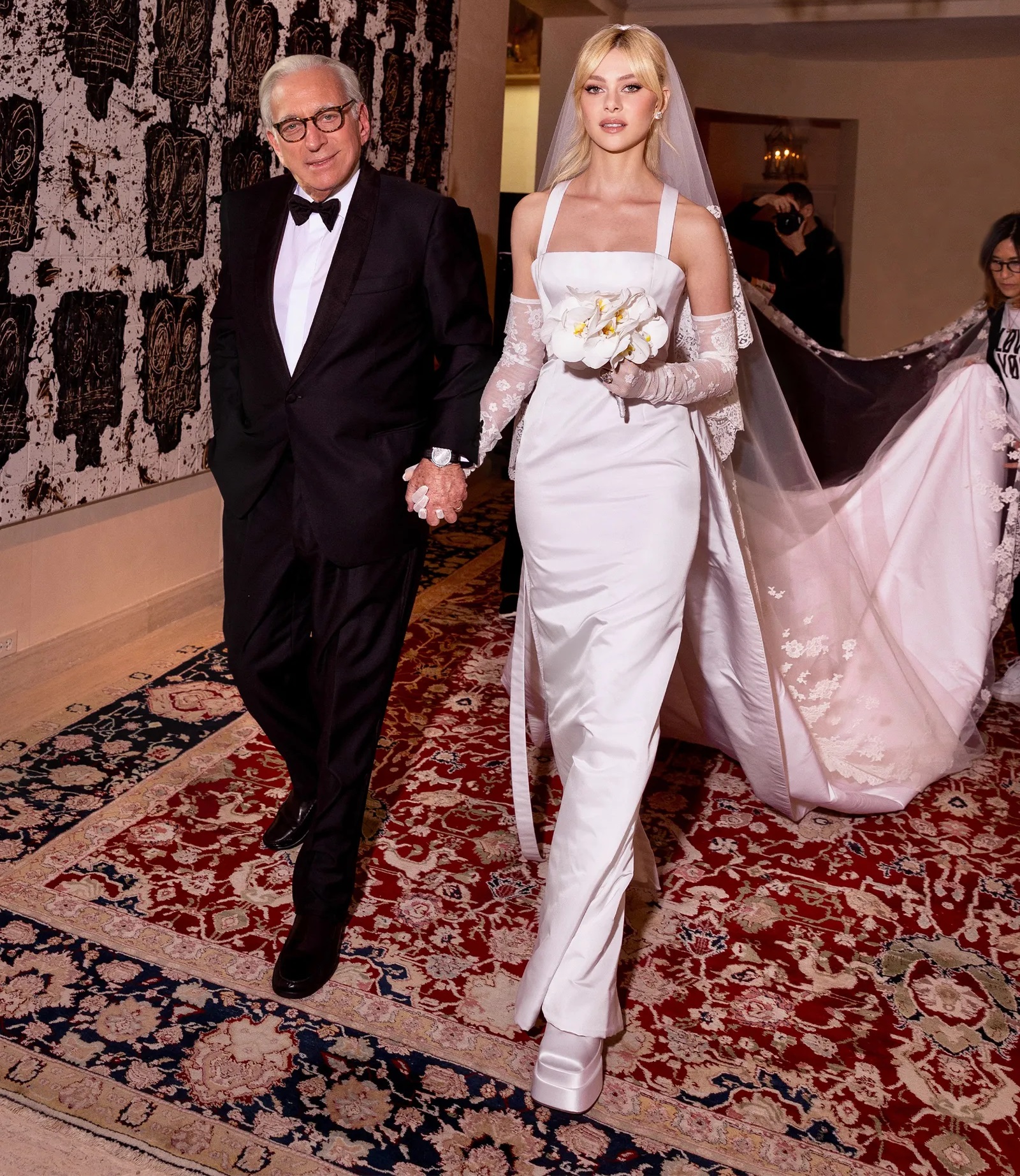 Cô dâu Nicola Peltz đã thu hút mọi ánh nhìn với đôi găng tay ren dài tinh tế. (Ảnh: @nicolaannepeltzbeckham)
