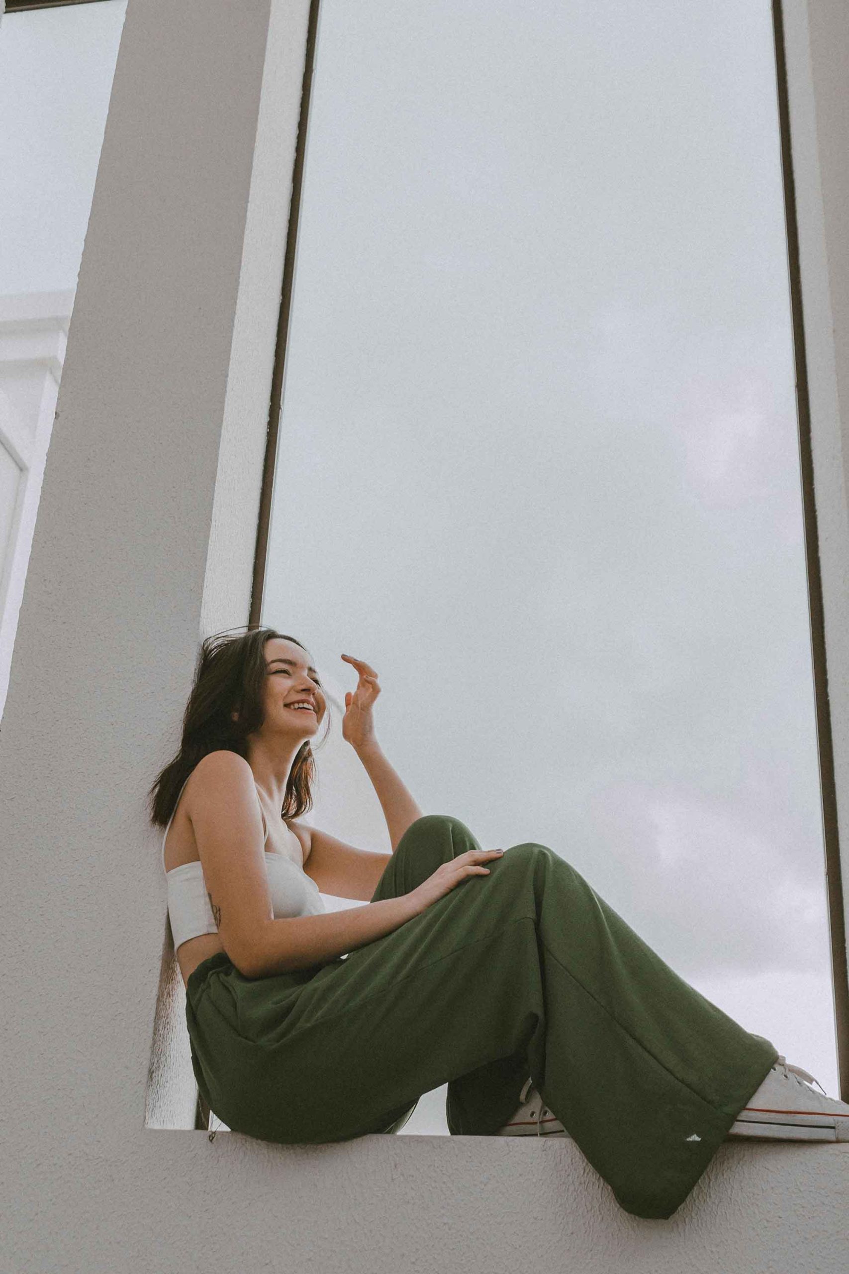 cô gái ngồi bên cửa sổ buông bỏ những điều tiêu cực