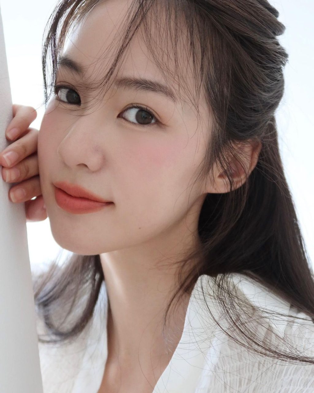 Pimtha trang điểm trong tông màu cam rạng rỡ