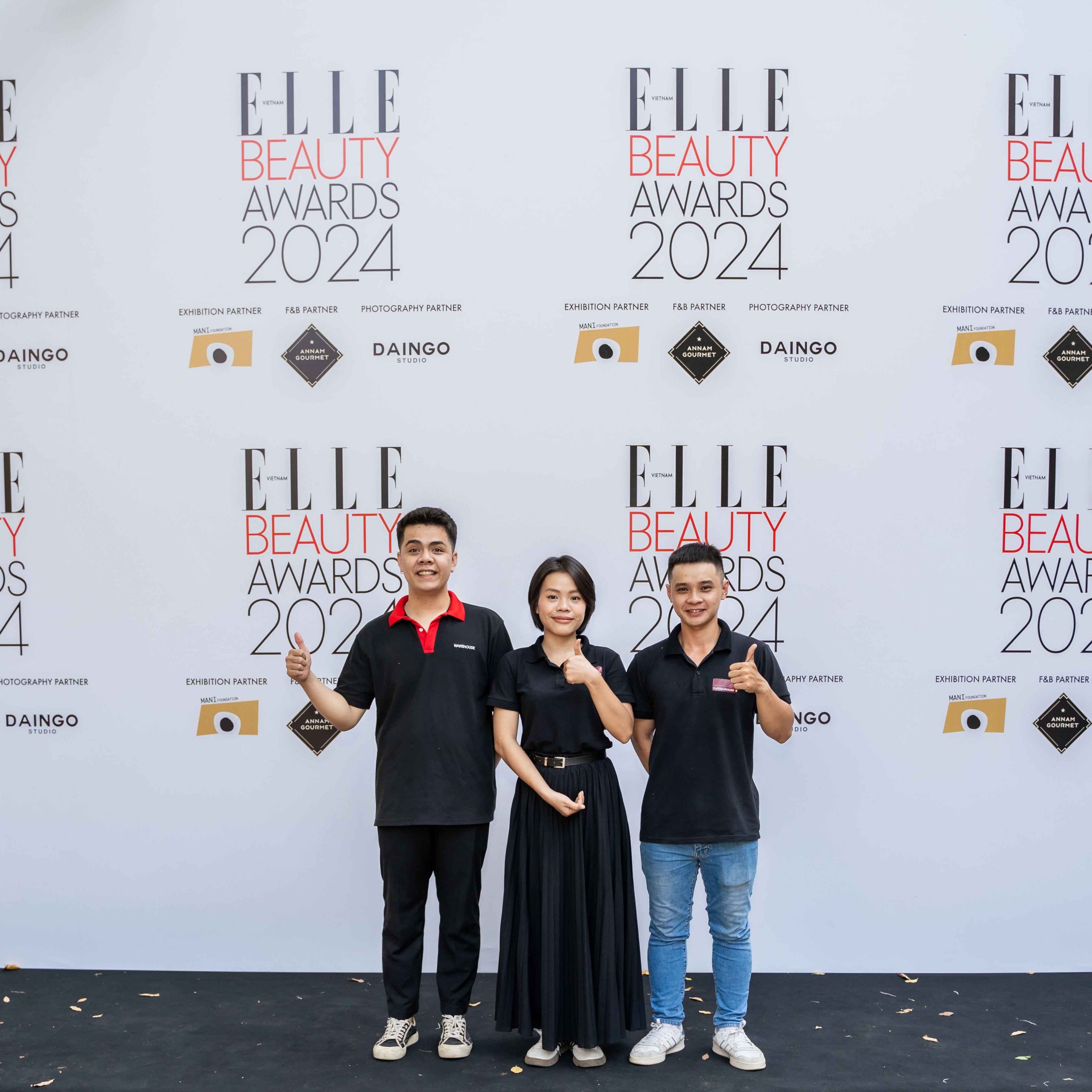 nhân viên hục vụ rượu ELLE Beauty Awards