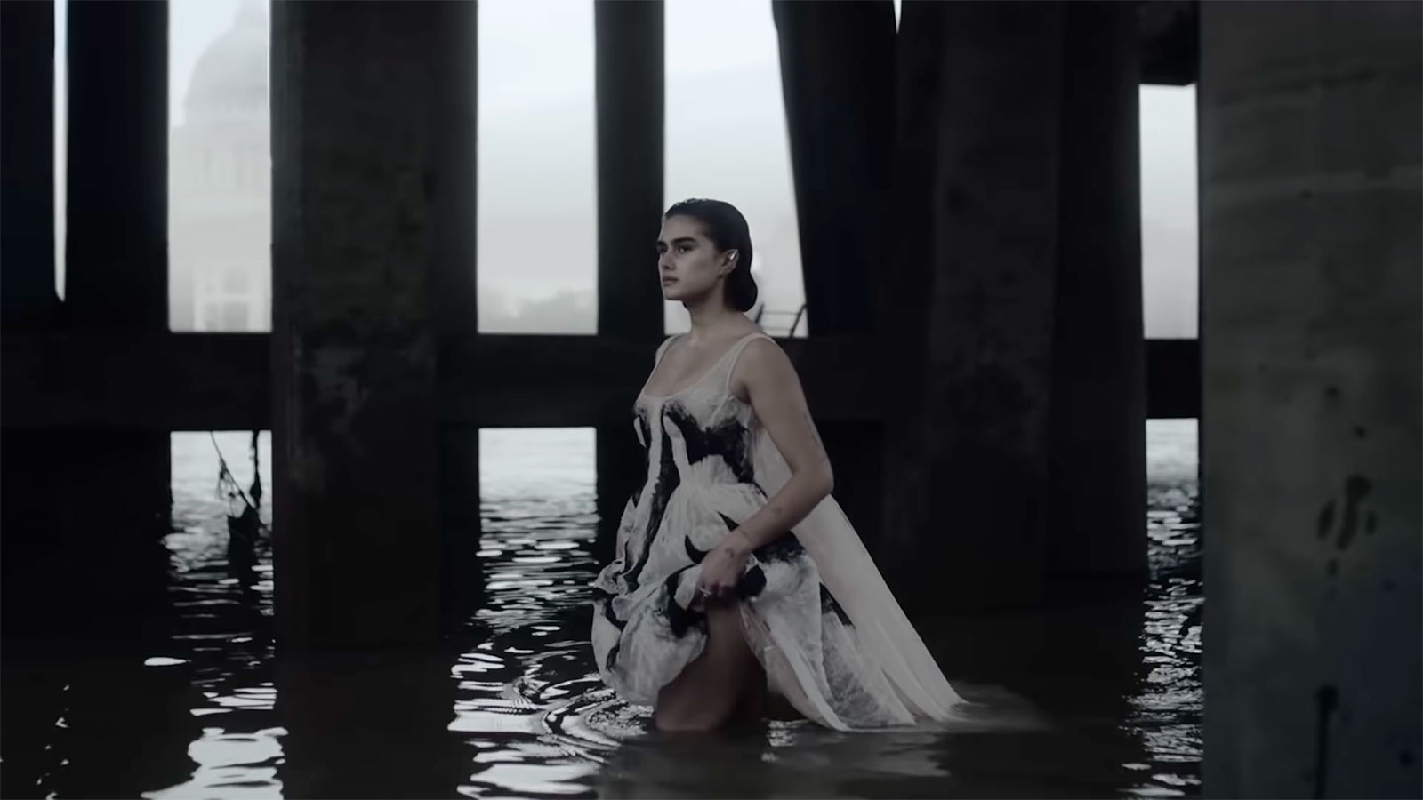 thời trang điện ảnh Alexander McQueen 2021