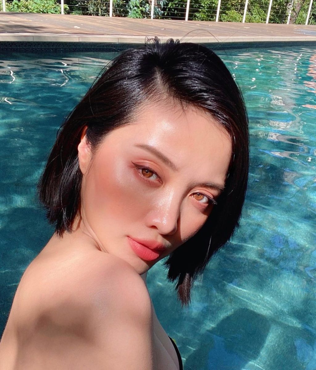 cô gái bên hồ bơi
