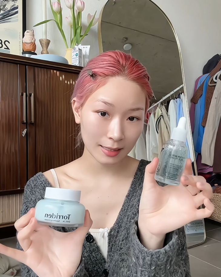 thạch trang đang cầm mỹ phẩm
