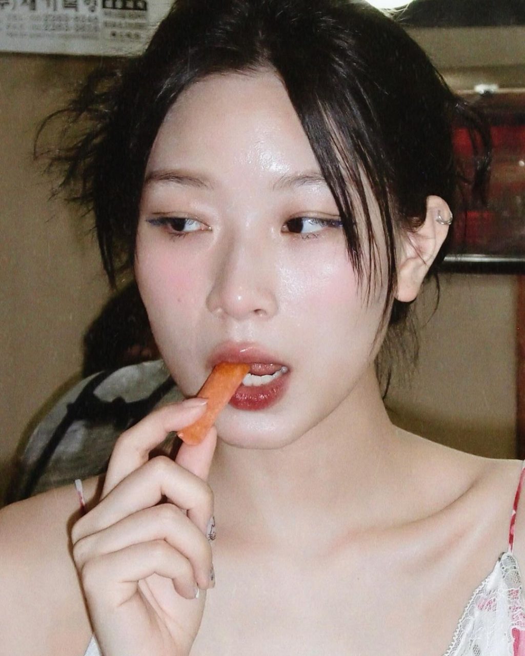 thạch trang đang ăn bánh