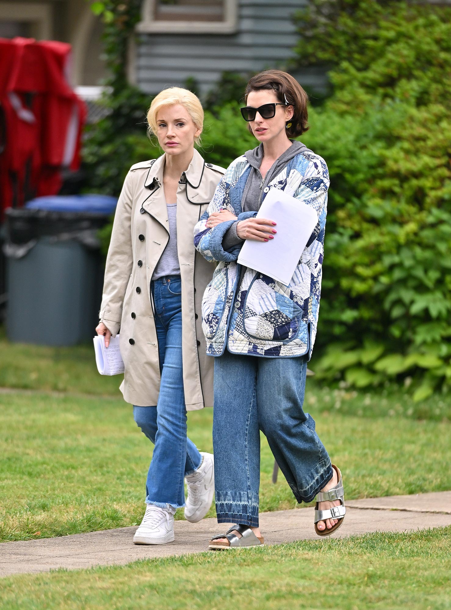 trang thập niên 60 Mothers' Instinct Anne Hathaway