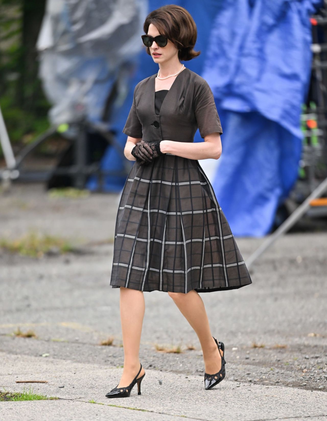 Anne Hathaway thời trang thập niên 60 Mothers' Instinct 