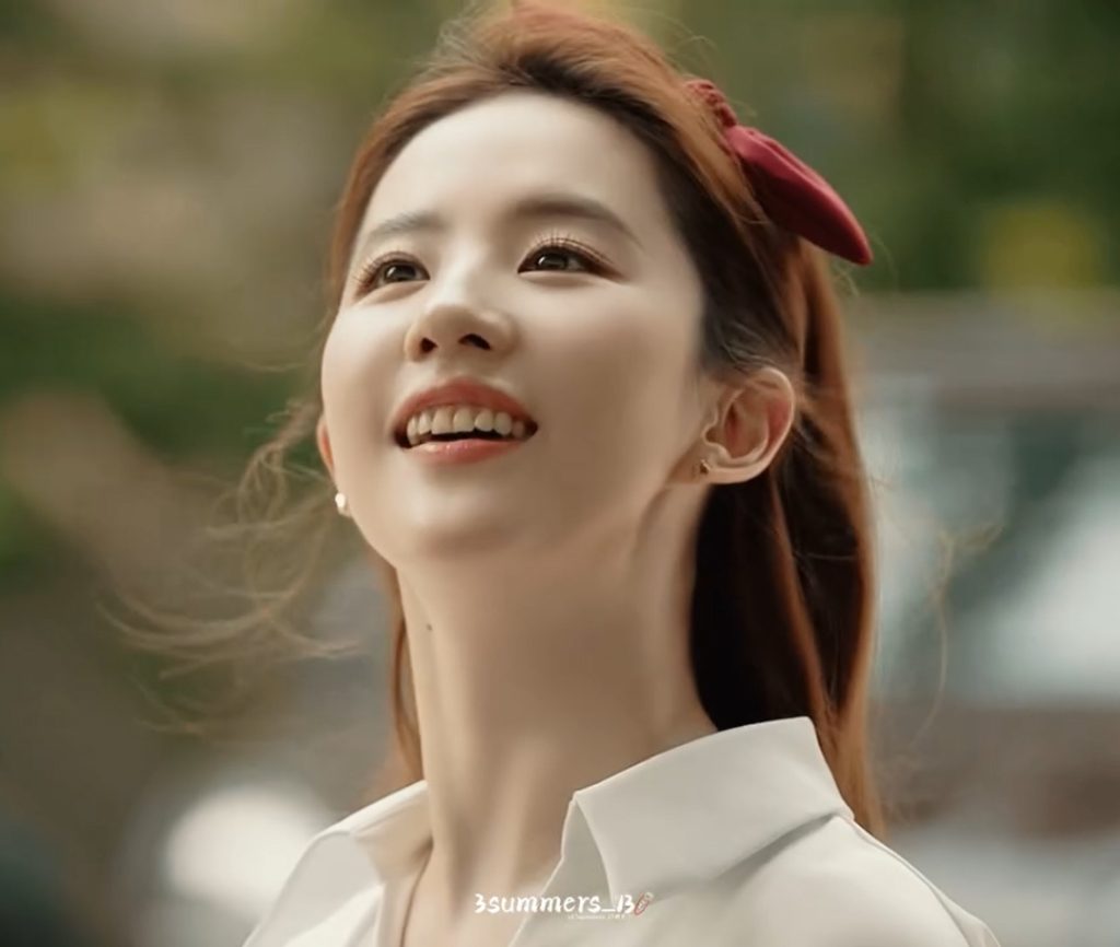 lưu diệc phi đang cười