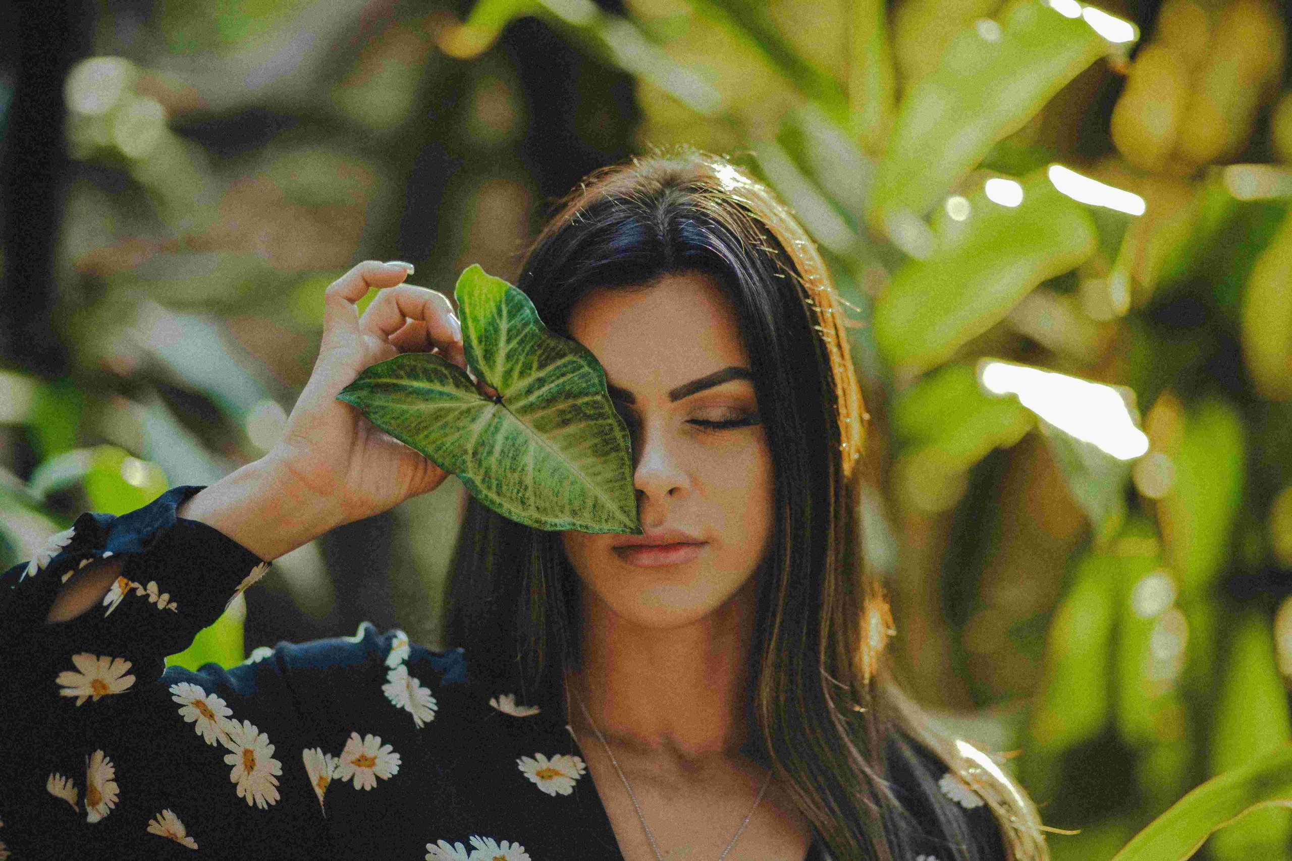 cô gái ái kỷ cầm lá che mắt