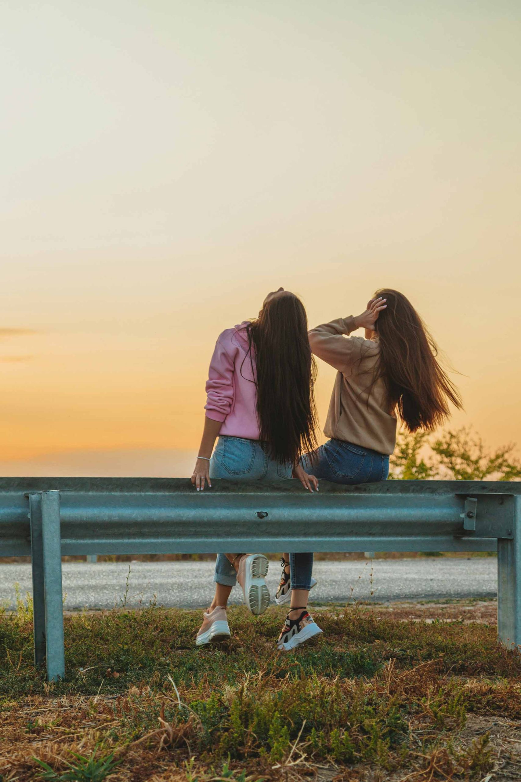 hai cô gái có dấu hiệu tích cực trong cuộc sống