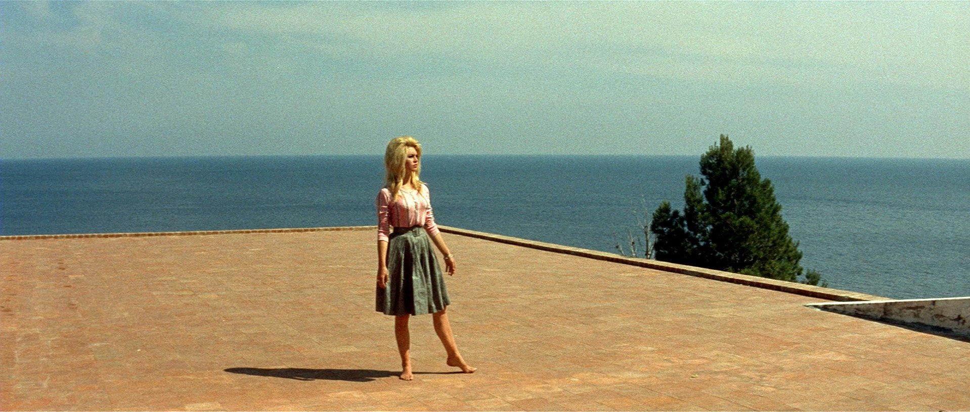Brigitte Bardot thủ vai nữ chính trong "Le Mépris tại sân thượng casa malaparte