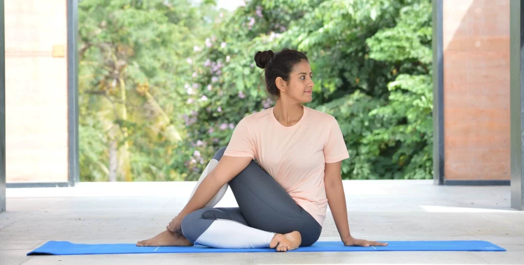 tư thế vặn xoắn kéo giãn cột sống 