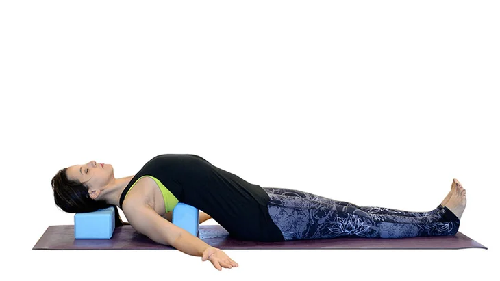 thư giãn cột sống bằng tư thế yoga passive backbend
