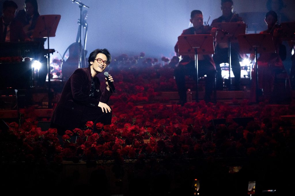 Hà Anh Tuần biểu diễn trên sân khấu "Sketch A Rose" - menard