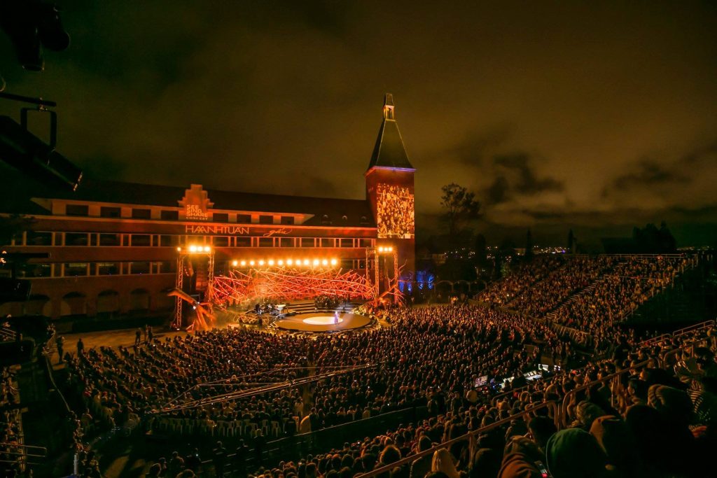 Hà Anh Tuấn hát tại concert Gấu
