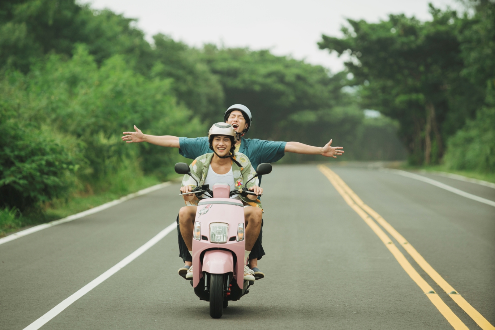 cảnh trong phim tháng tự hào chờ người nơi pháo hoa rực rỡ