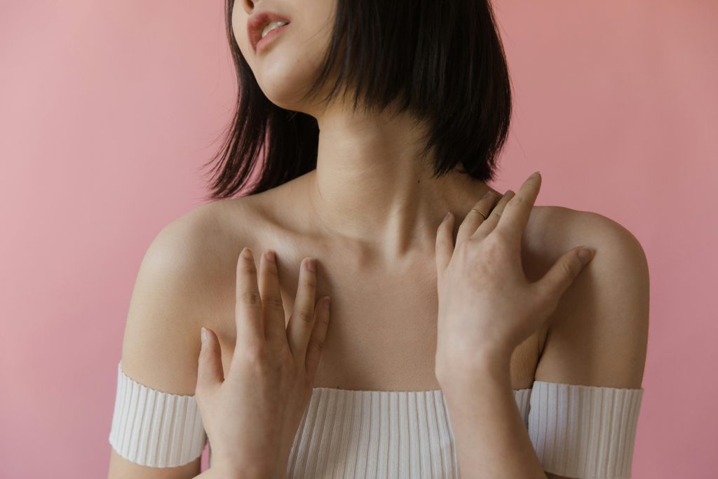 cô gái mang áo trễ vai