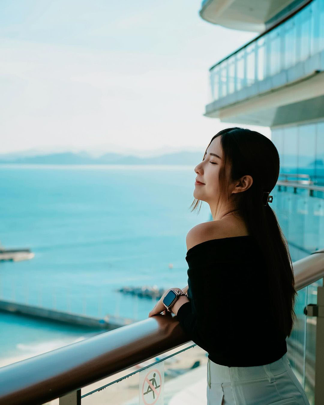 cô gái đang ngắm biển