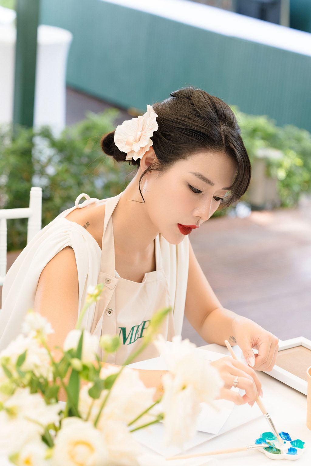 cô gái cầm cọ vẽ 