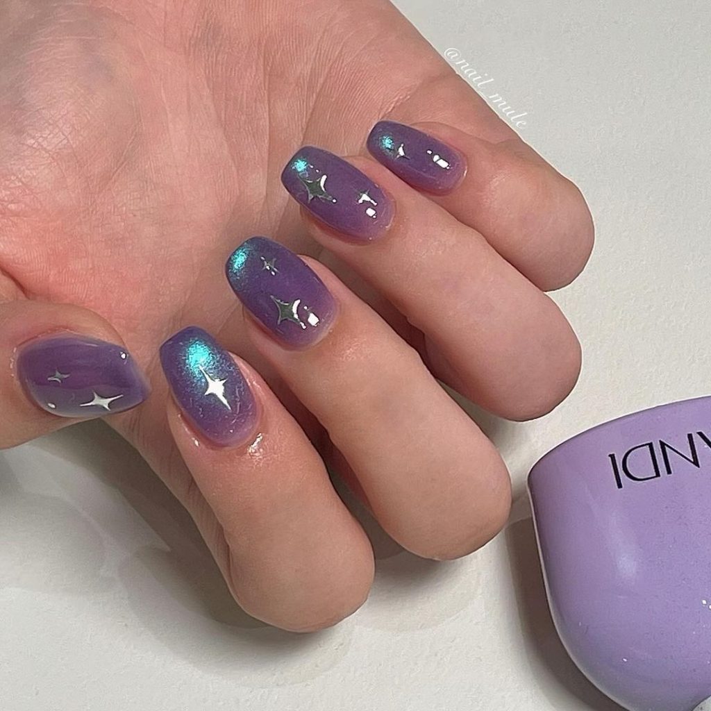 Mắt mèo - nail màu tím lấp lánh lấy cảm hứng từ vũ trụ