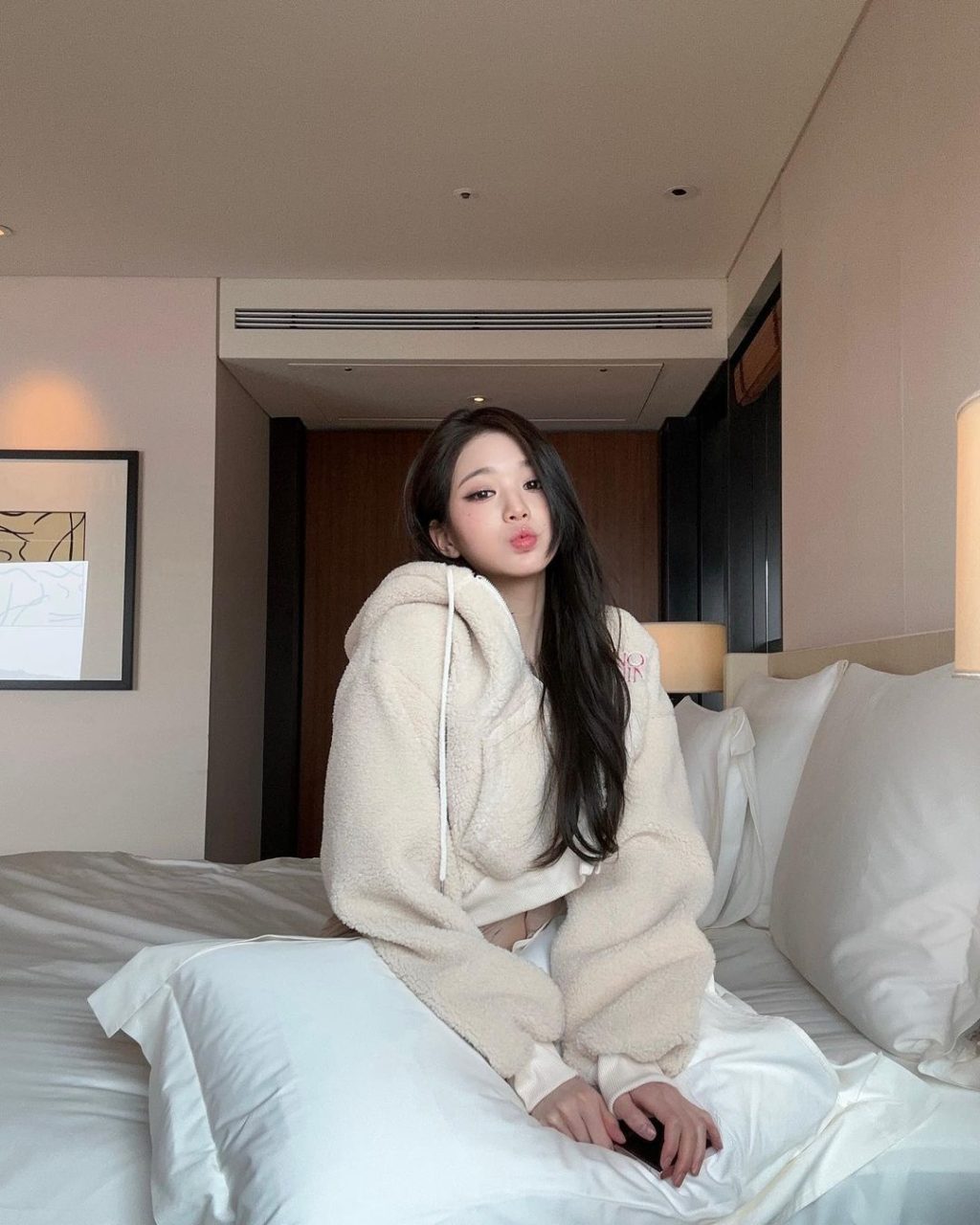 jang won young ngồi trên giường