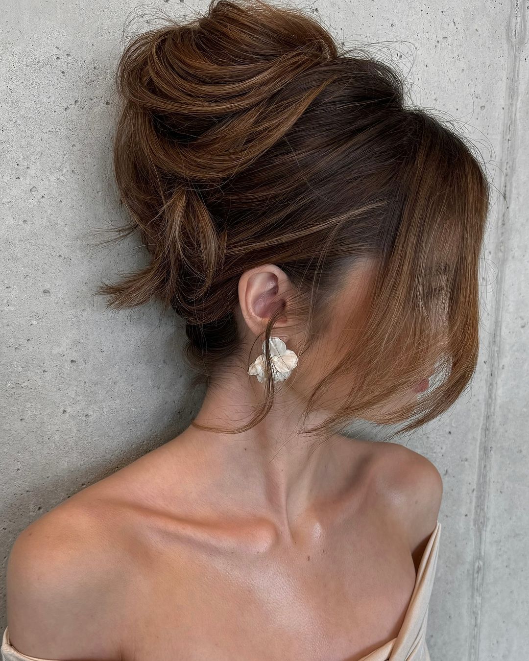cô dâu - kiểu tóc búi cao đánh rối messy bun