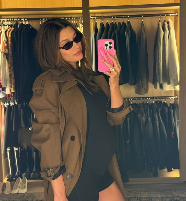 Beauty Merch-Hailey Bieber selfie trong gương