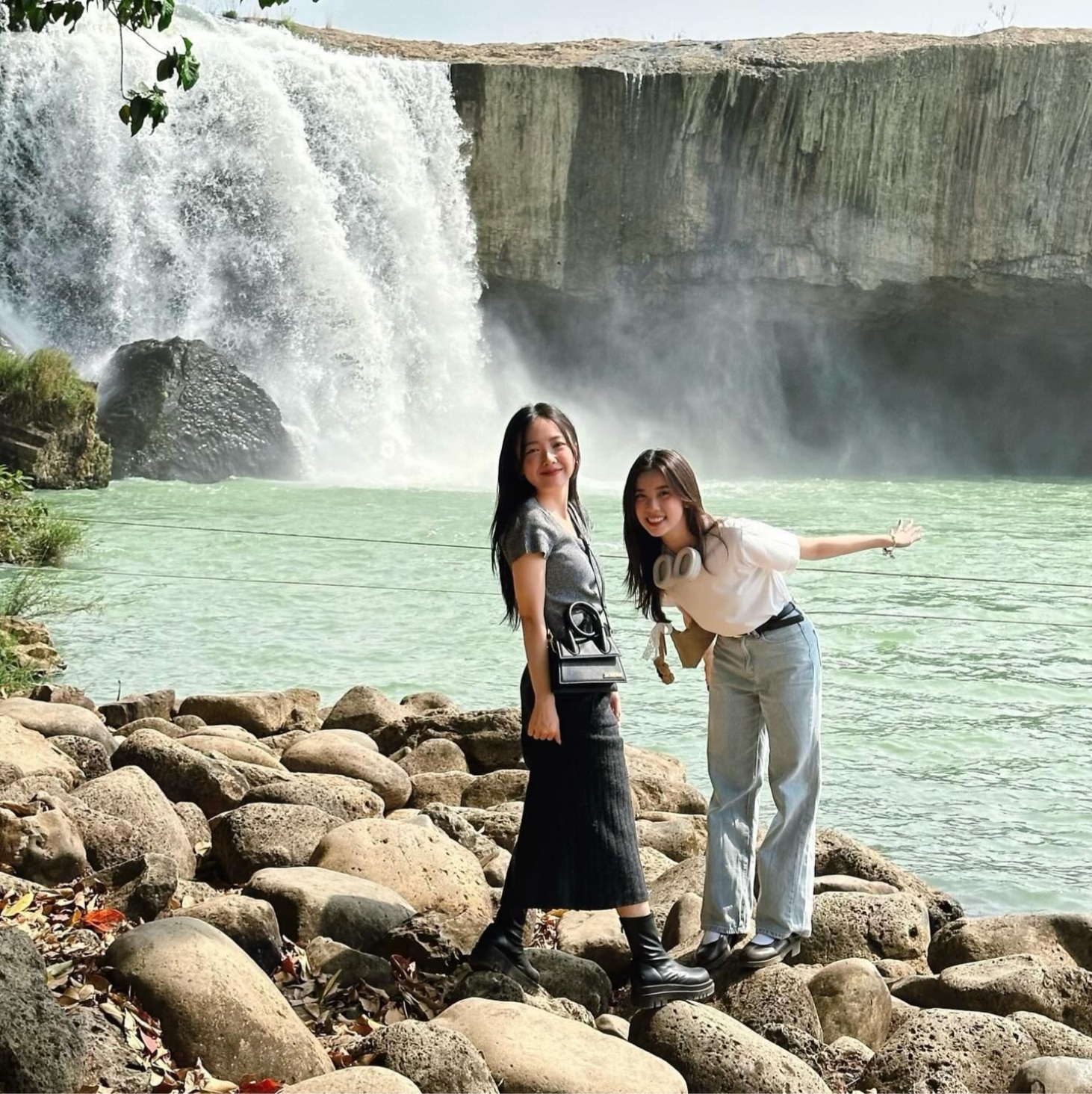 hai cô gái Việt Nam dray nur 