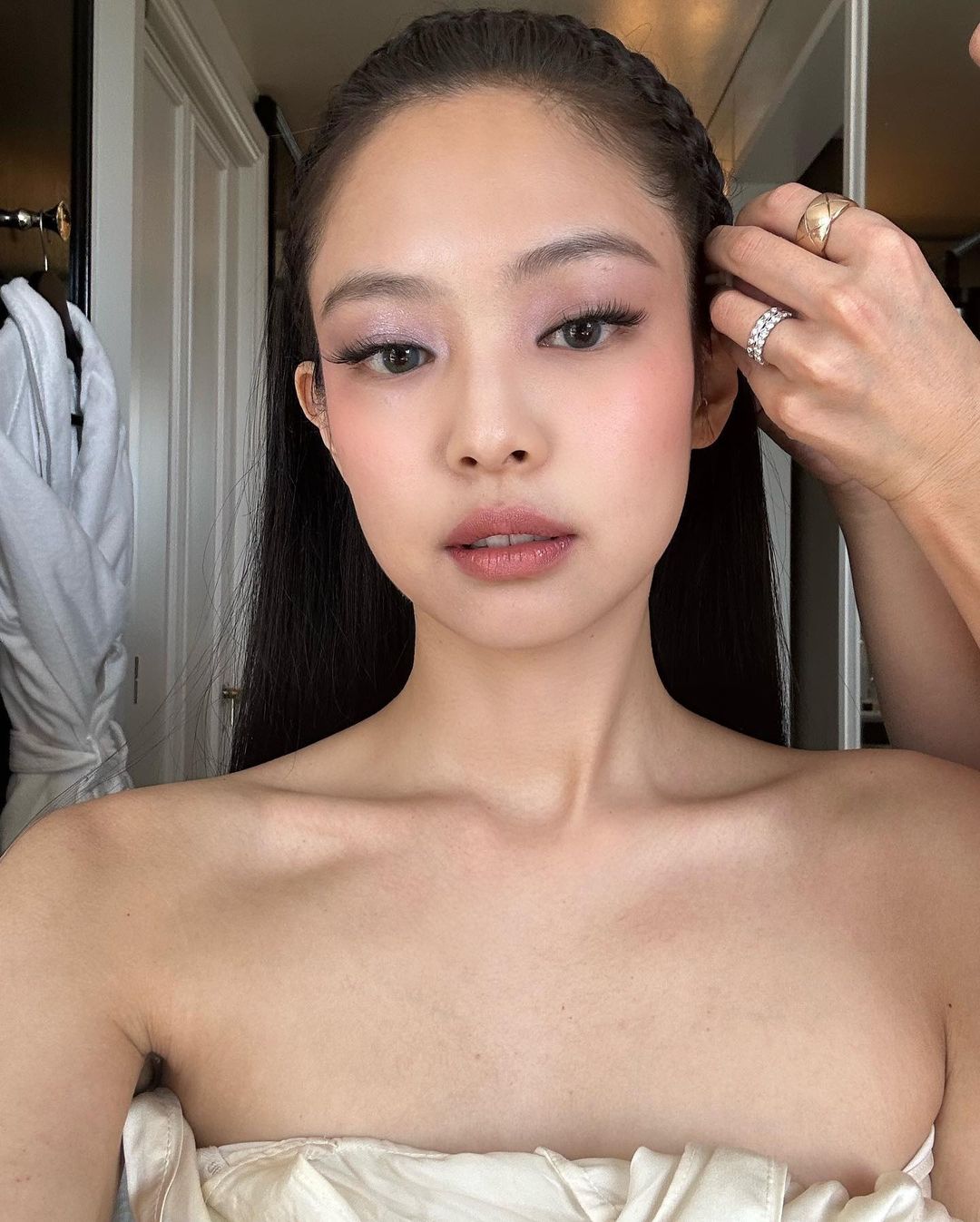 jennie đang trang điểm