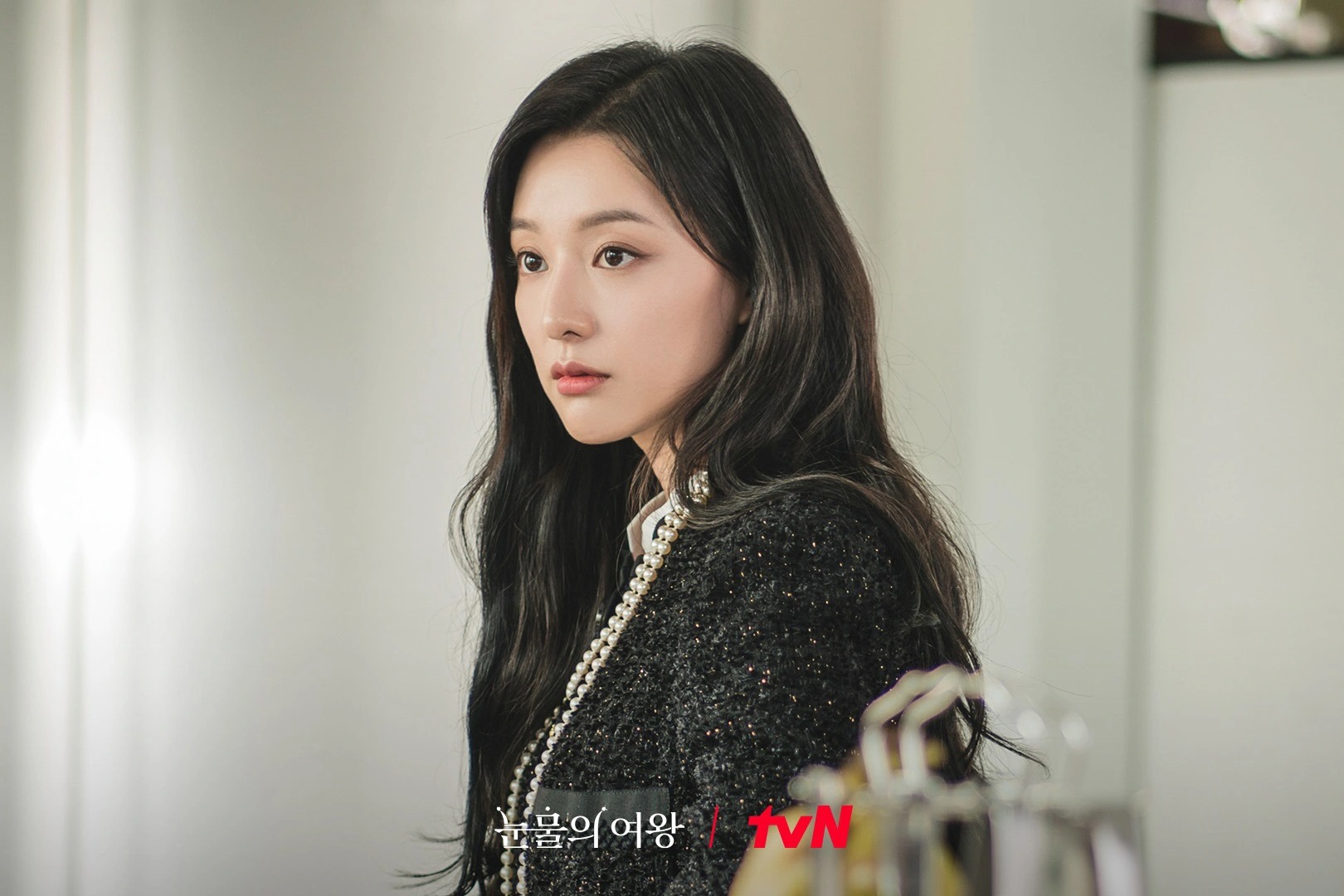 Kim Ji Won “lăng xê” những gam màu trầm trong PHIM HÀN "Queen Of Tears"