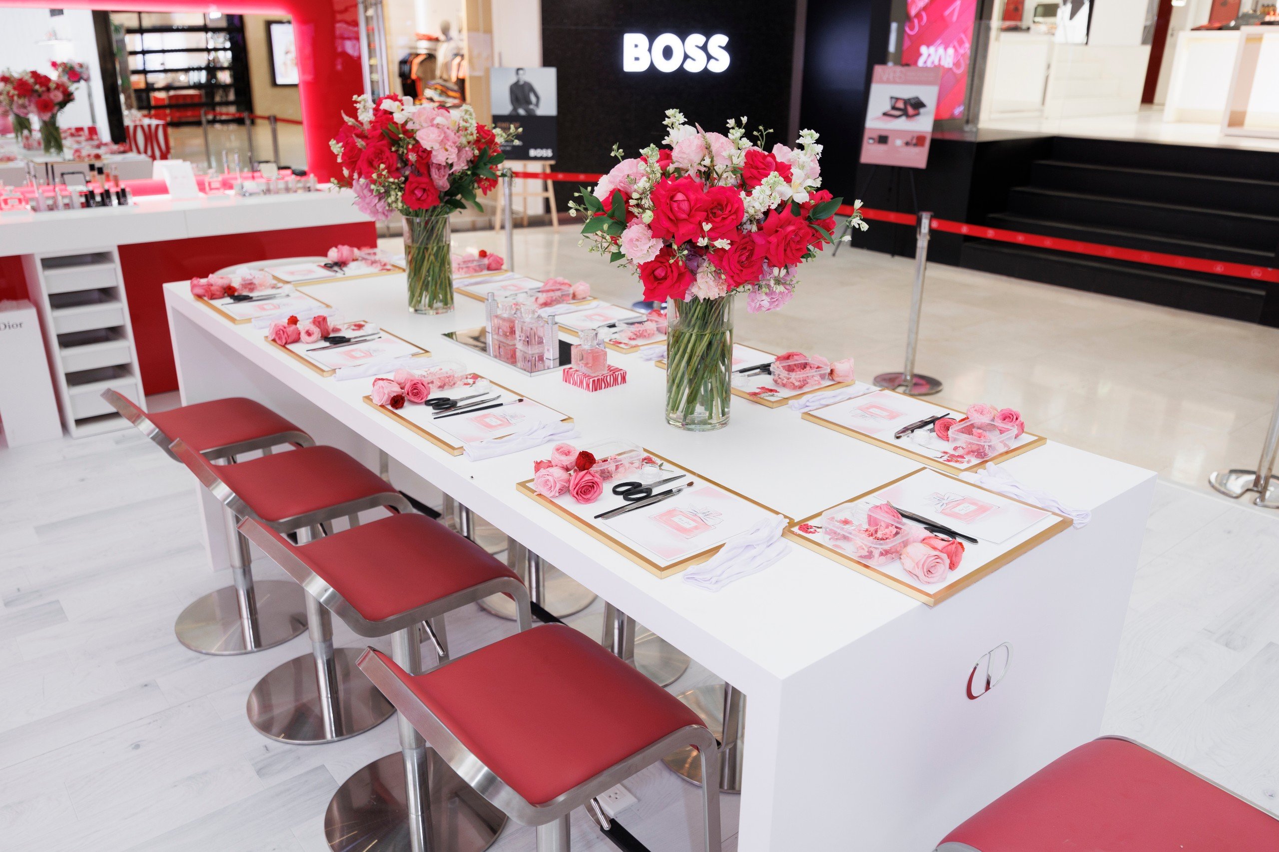 Dior: làm khung tranh trang trí tại sự kiện Pop Up Miss Dior Parfum