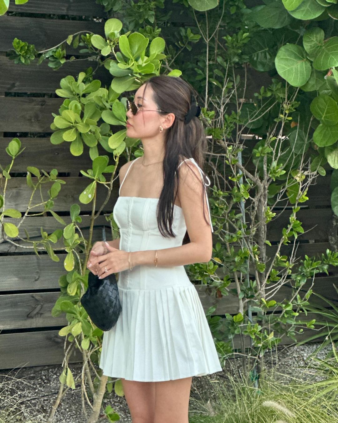cô gái mặc váy hai dây