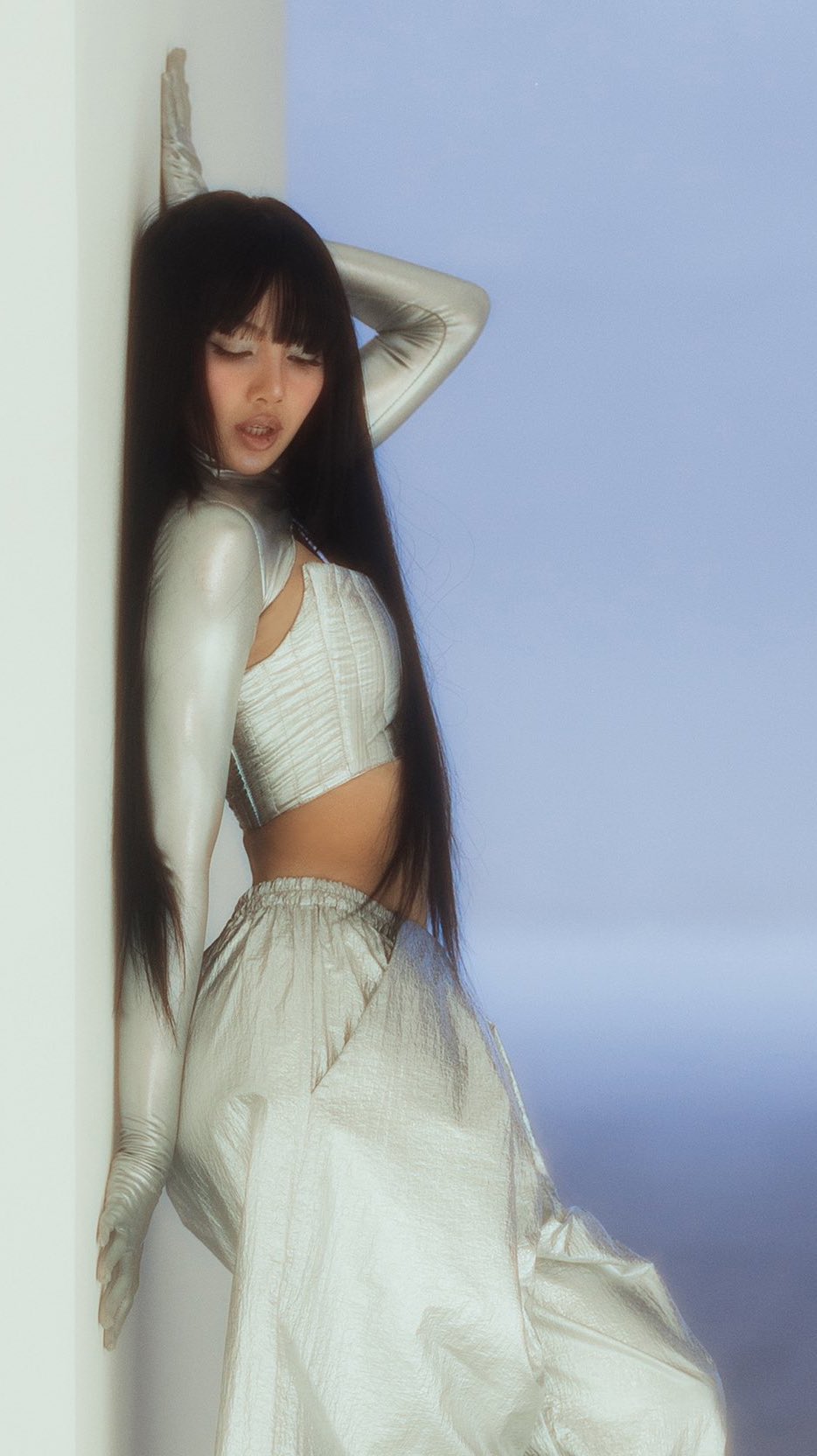 lisa-metallic-trang-phuc-1