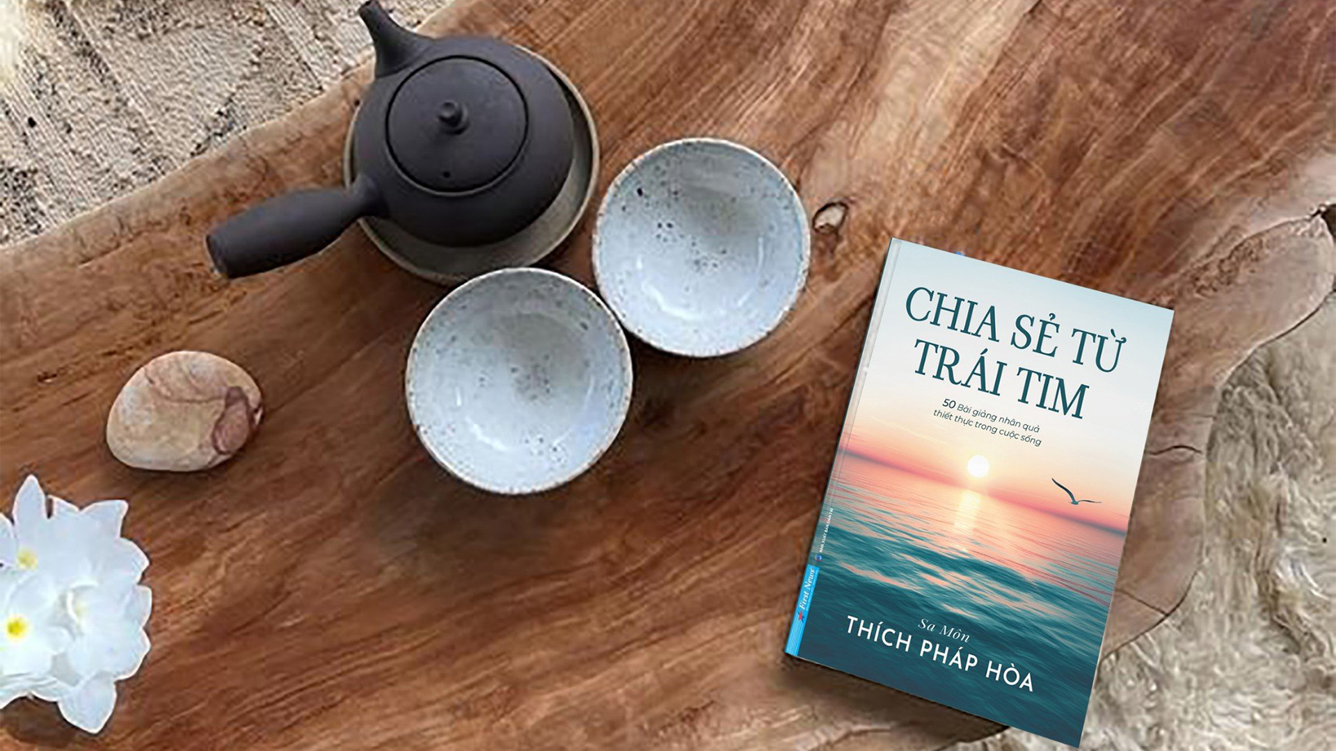 đọc sách chia sẻ từ trái tim khi uống trà