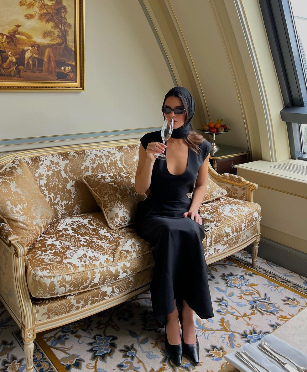 Kendall Jenner diện váy đen