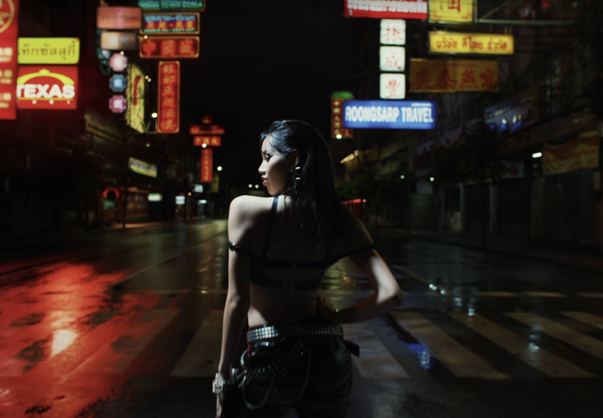 lisa trong MV mới rockstar