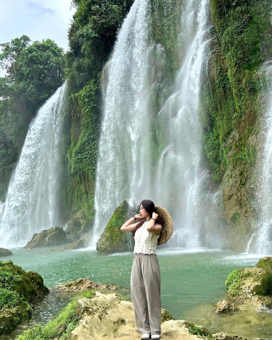cô gái checkin thác bản giốc