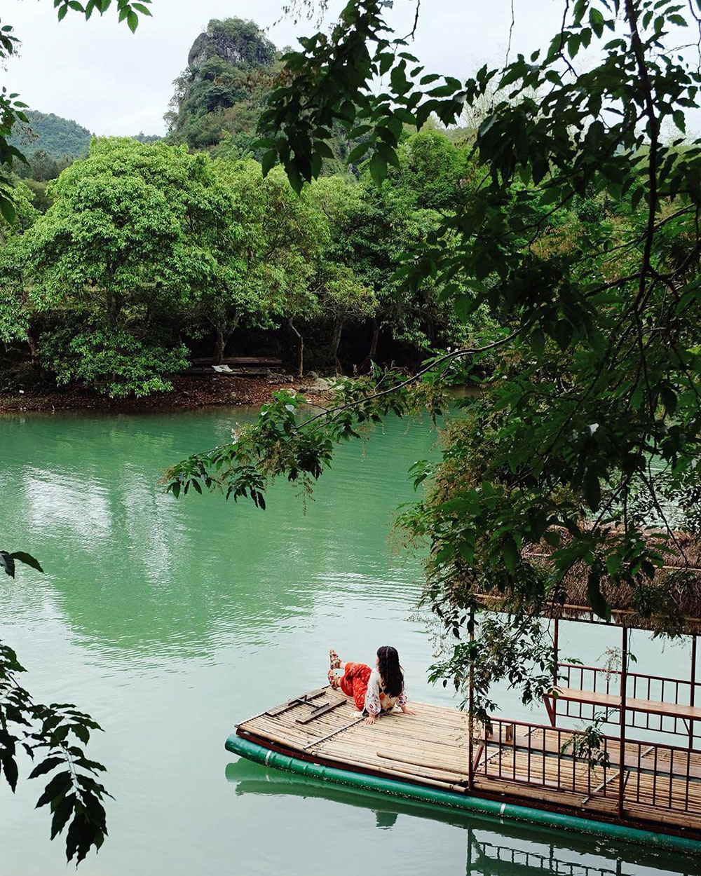 cô gái ngồi thư giãn bên sông quây sơn