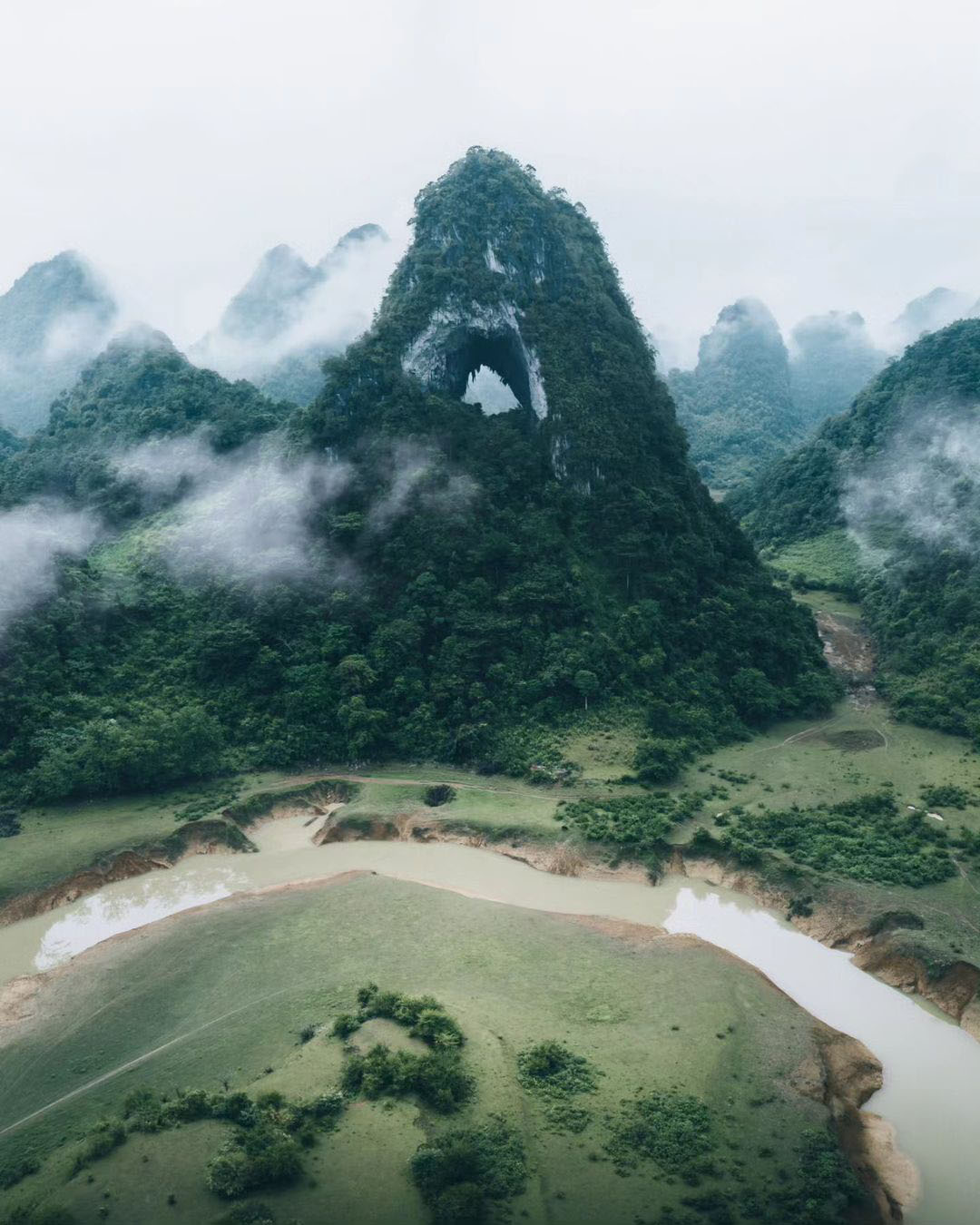 núi mắt thần cao bằng