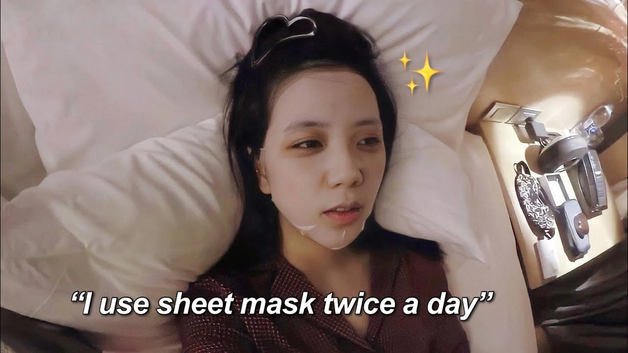 Jisoo sử dụng mặt nạ cấp ẩm
