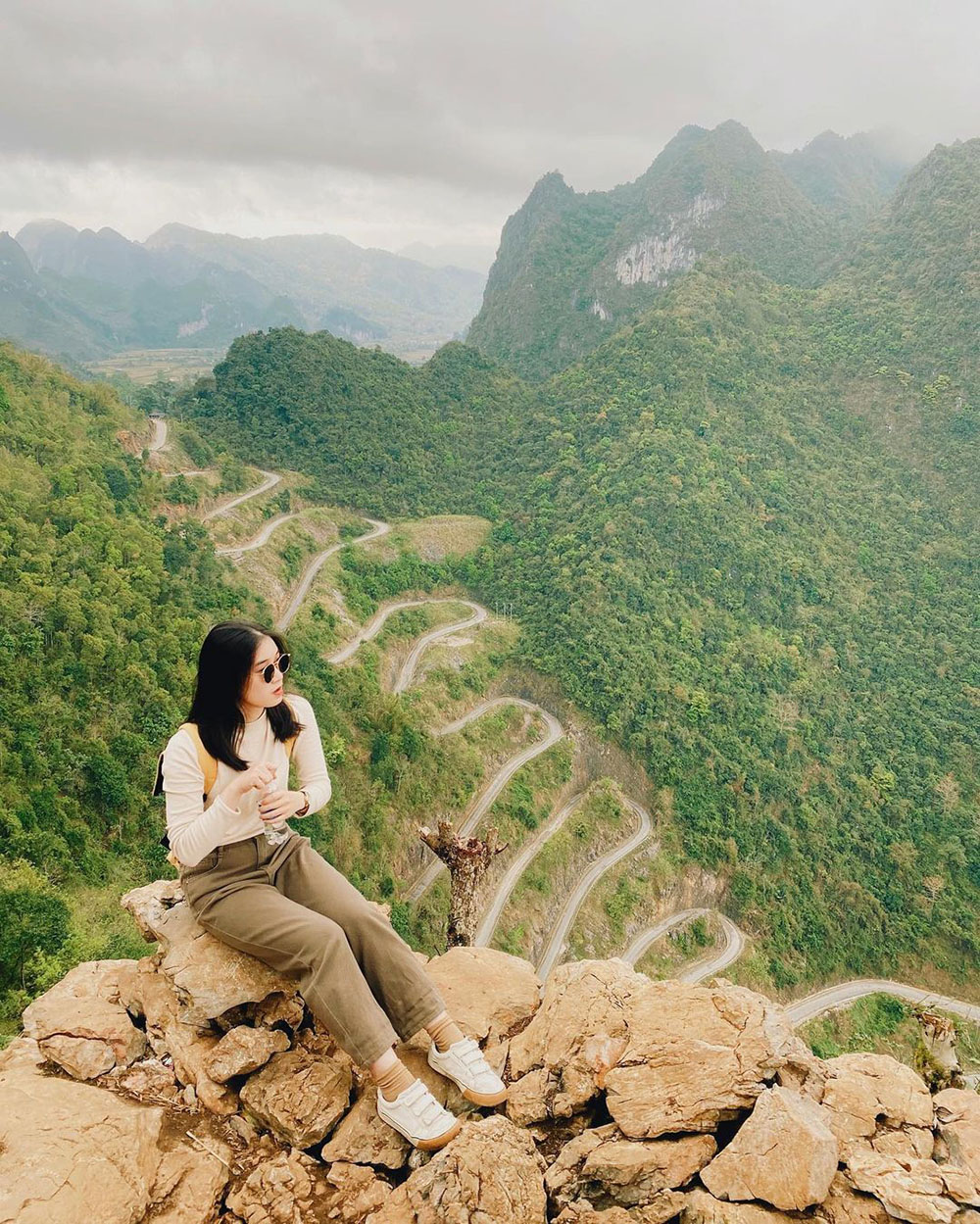 cô gái checkin đèo khau cốc chà