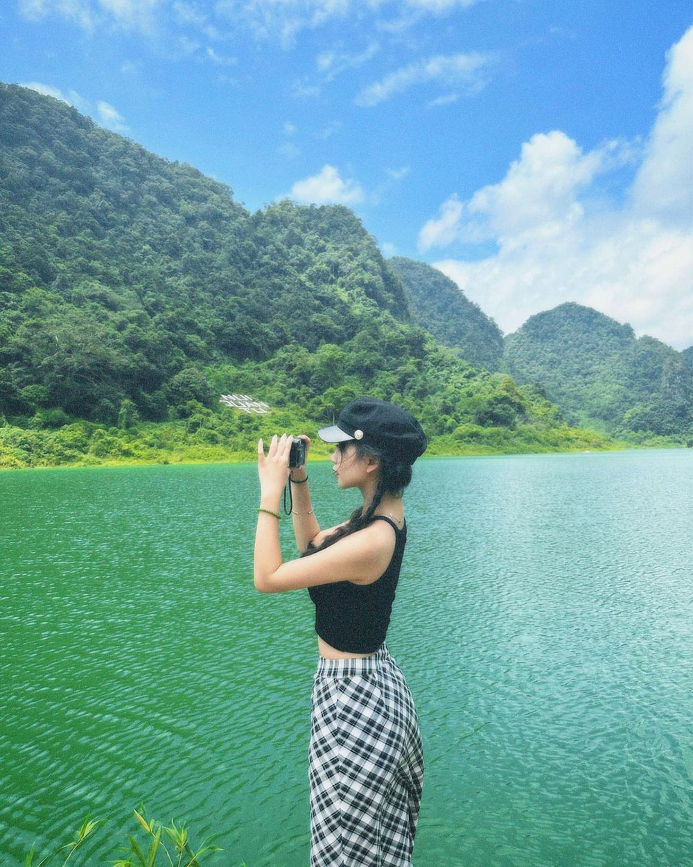 cô gái chụp ảnh hồ thang hen