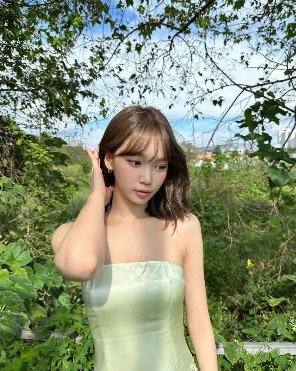Chaewon (nhóm nhạc Le Sserafim) tóc nâu ngoại cảnh