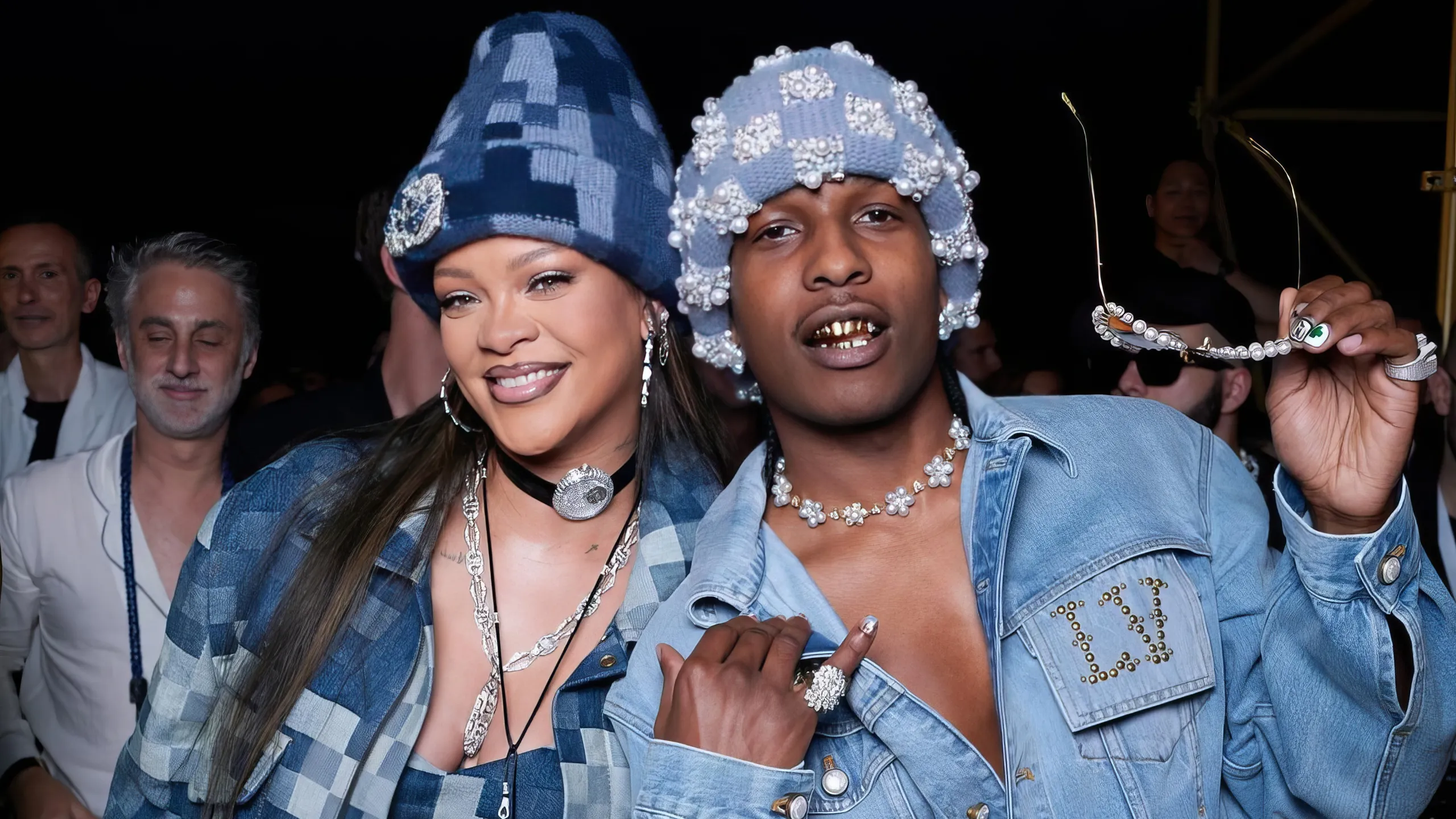 Rihanna diện vòng cổ choker mặt đồng hồ