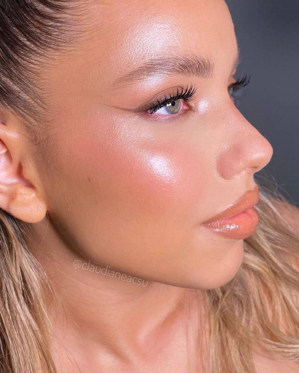 cô gái trang điểm kiểu pearl skin