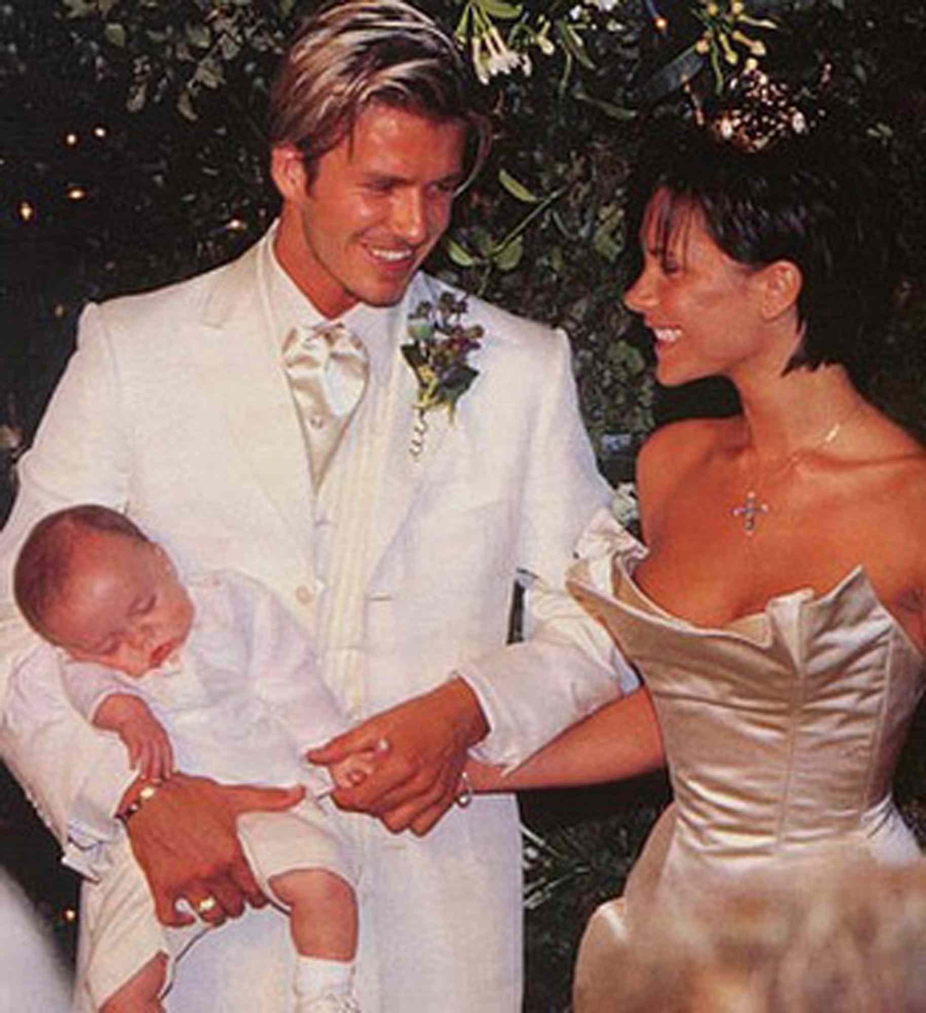 Victoria beckham diện váy cưới cúp ngực Vera Wang
